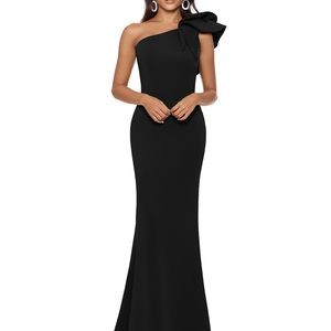 Stunning Black one shoulder Gown. Tailored fit! Size 8